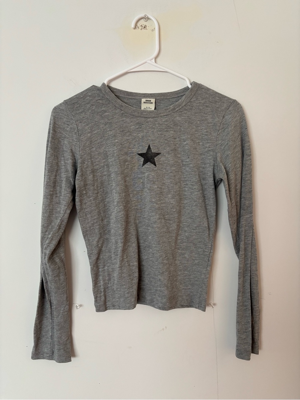 urban outfitters grey star cropped long sleeve tee top🩶